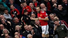 Juan Mata Cuci Perlengkapan Skuat Manchester United