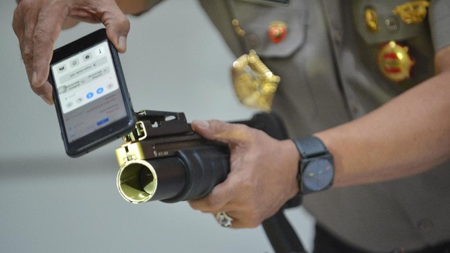 Munculnya polemik impor senjata dan amunisi dinilai sebagai buntut dari kegagalan komunikasi Panglima TNI dengan aparat keamanan di luar institusi militer.