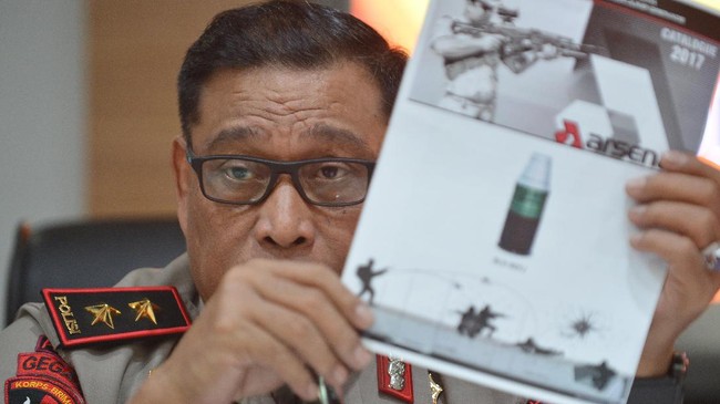 Kepala Korps Brimob Polri Inspektur Jenderal Murad Ismail menolak menjawab pertanyaan wartawan seputar senjata impor Stand Alone Grenade Launcher.
