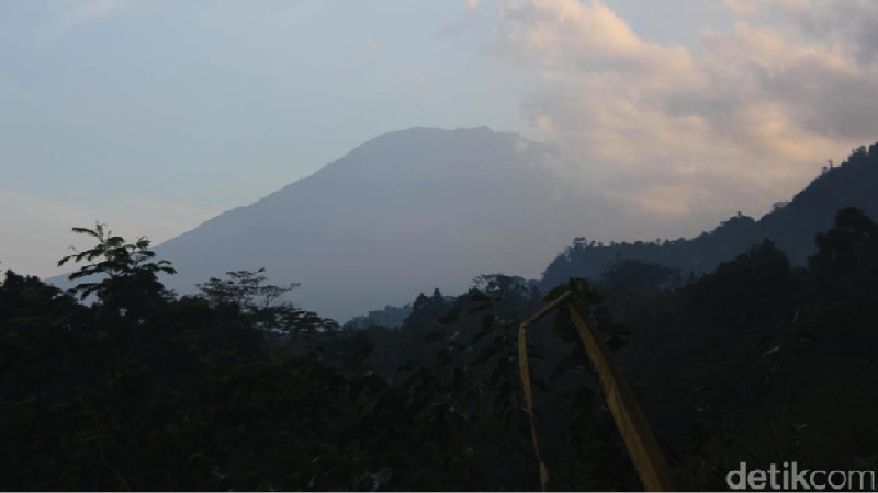 Gubernur Provinsi Bali I Made Mangku Pastika mengungkapkan status Awas Gunung Agung belum terlalu mempengaruhi kunjungan wisata ke Pulau Dewata.