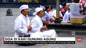 VIDEO: Lantunan Doa di Kaki Gunung Agung