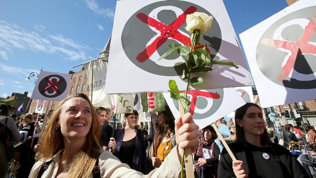 Puluhan ribu warga berunjuk rasa di Dublin, Irlandia, Sabtu (30/9), mendesak kelonggaran aturan hukum mengenai aborsi.