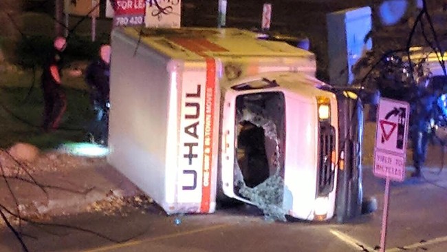 Penyerangan kepada polisi dan pejalan kaki terjadi di Edmonton, Kanada, dan diidentifikasi sebagai aksi teroris. Lima orang terluka dalam serangan itu.