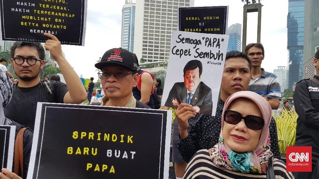 Warga tergabung dalam Koalisi Masyarakat Sipil Antikorupsi Indonesia melakukan aksi berkabung terkait pembatalan status tersangka Setya Novanto.
