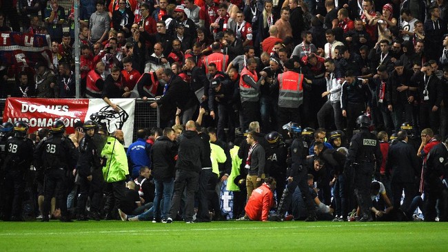 Pertandingan di Ligue 1 antara Amiens dan Lille terpaksa tidak diselesaikan karena belasan suporter terluka akibat terjatuh dari tribune.