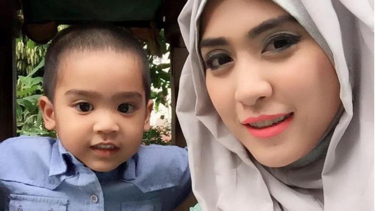 2 Bulan sudah anak sulung April Jasmine dan Ustaz Solmed belajar di pesantren. Kini, bocah 5 tahun itu makin pintar.