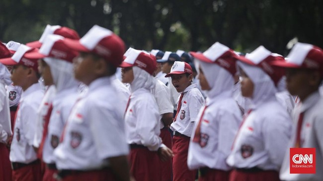 Ratusan siswa SD, SMP, dan SMA mengikuti upacara peringatan Hari Kesaktian Pancasila di Kompleks Lubang Buaya, Jakarta, Selasa (1/10).