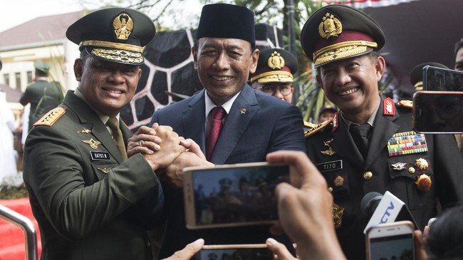 Menkopolhukam Wiranto akan menggelar rapat koordinasi mengenai pembelian senjata bersama Panglima TNI dan Kapolri Selasa (3/10), besok.