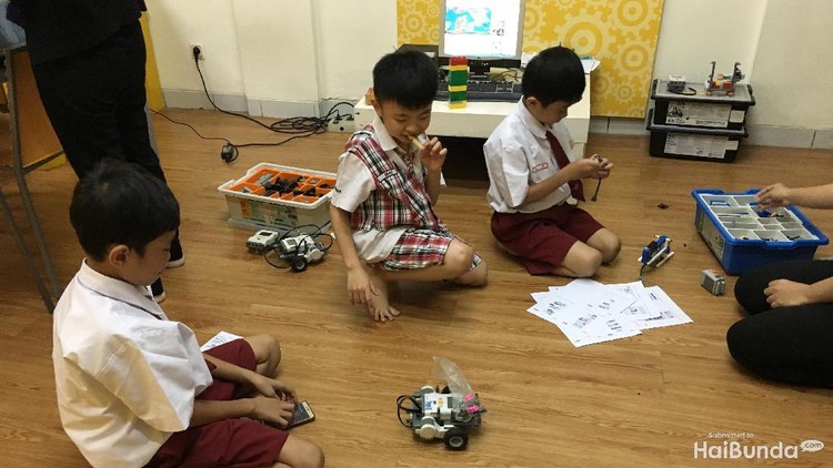 Walaupun masih belia, bukan berarti anak-anak nggak bisa mulai belajar soal robot bahkan elektronika lho.