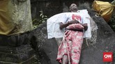 FOTO: Jro Mangku Dharma Sang Penjaga Gunung Agung Saat warga mengungsi, Jro Mangku Dharma memilih tinggal di zona bahaya. Sebagai pemangku Pura Pasar Agung, ia merasa bertanggung jawab menjaga Gunung Agung.