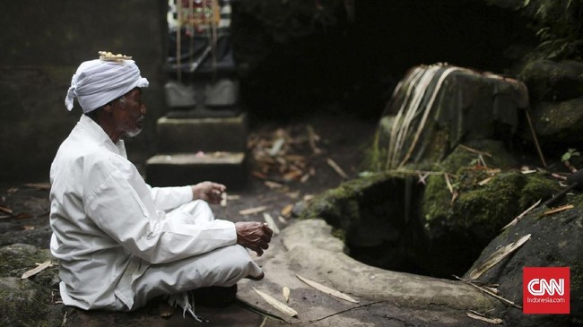 Pengalaman letusan Gunung Agung pada 1963 membuat Jro Mangku menilai bahwa situasi saat ini tidak berbahaya. Ia menolak mengungsi dan lebih memilih berdoa.