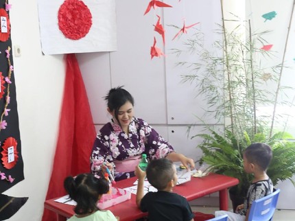 Asyik Banget! Saat Anak-anak Pura-pura Traveling ke Luar Negeri