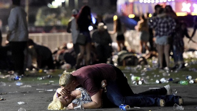 Polisi menemukan 23 senjata api dari kamar hotel penembak massal yang menewaskan puluhan di Las Vegas dan 19 lainnya dari kediaman pelaku di Mesquite, Nevada.