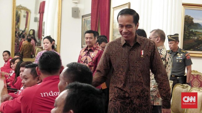 Pengamat komunikasi politik Hendri Satrio berpendapat, kelakar dan pernyataan-pernyataan tegas Jokowi saat ini merupakan bentuk kepercayaan diri.