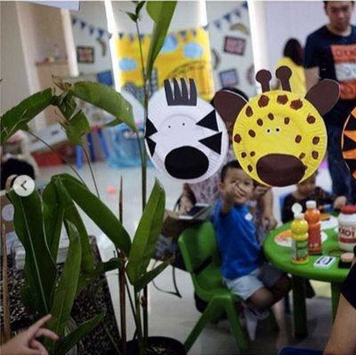 <p>Selanjutnya, kita mendarat ke benua Afrika. Karena di hutan Afrika banyak binatangnya, ayo kita buat dulu binatangnya dari piring plastik. Kita bisa membuat singa, jerapah dan zebra.</p>