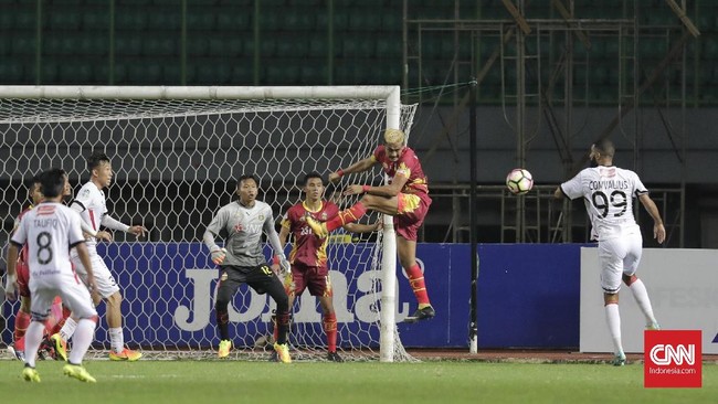 Liga 1 Indonesia mulai masuk masa-masa krusial di pengujung musim. Tercatat ada tiga tim yang bersaing ketat untuk berebut puncak klasemen.