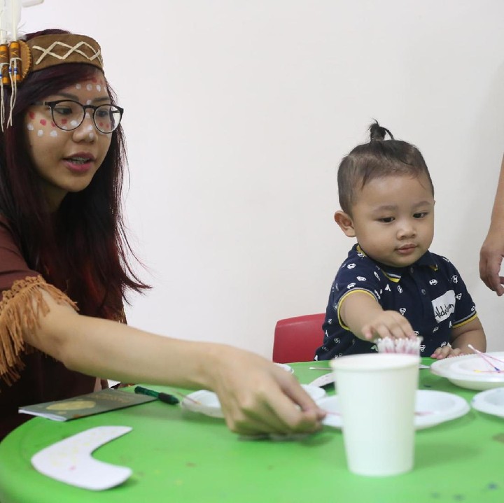 <p>Agar Indah, bumerang dari kertas ini diwarnai dengan aneka warna cat.</p>