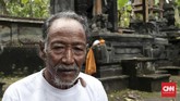 FOTO: Jro Mangku Dharma Sang Penjaga Gunung Agung Saat warga mengungsi, Jro Mangku Dharma memilih tinggal di zona bahaya. Sebagai pemangku Pura Pasar Agung, ia merasa bertanggung jawab menjaga Gunung Agung.