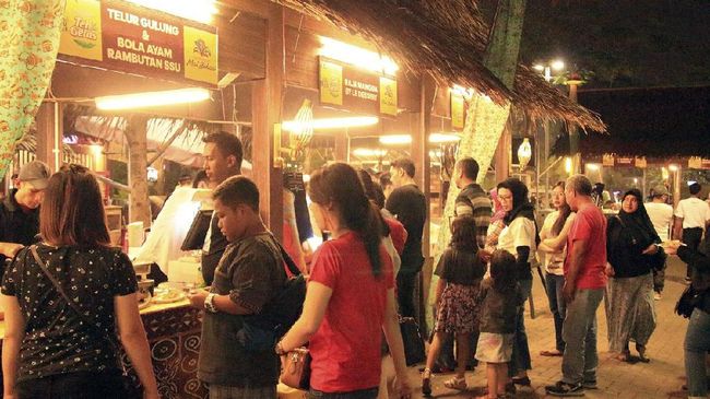 Makassar menjadi tema besar dalam gelaran Festival Kuliner Bekasi tahun ini, dari mulai aneka makanan khas hingga nuansa dekorasinya.