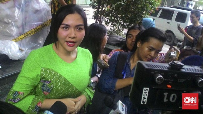 Penyanyi Vicky Shu mengaku kenal dengan bos agen perjalanan First Travel, Anniesa Hasibuan. Namun Vicky membantah ibadah umrahnya disponsori Anniesa.