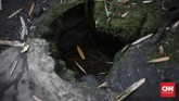 FOTO: Jro Mangku Dharma Sang Penjaga Gunung Agung Saat warga mengungsi, Jro Mangku Dharma memilih tinggal di zona bahaya. Sebagai pemangku Pura Pasar Agung, ia merasa bertanggung jawab menjaga Gunung Agung.