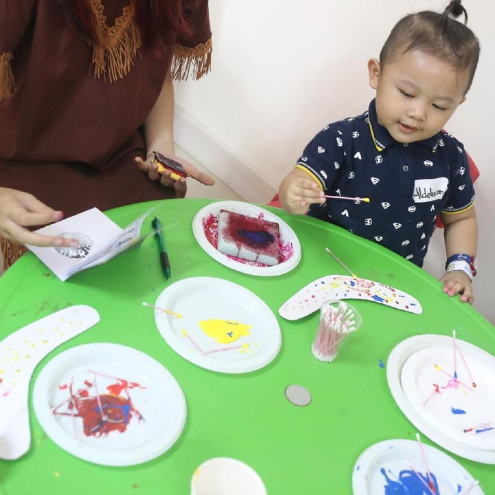 <p>Perjalanan selanjutnya ke Australia. Wah, sudah sampai nih. Ayo, anak-anak, kita menghias bumerang dulu ya, senjata khas suku Aborigin.</p>