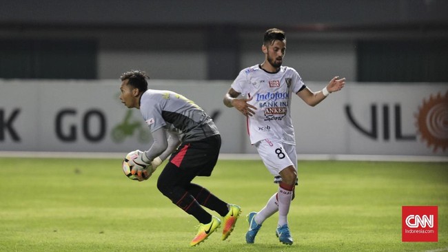 Awan Setho yang baru kali pertama dipanggil membela Timnas Indonesia level senior mendapat wejangan Evan Dimas Darmono.