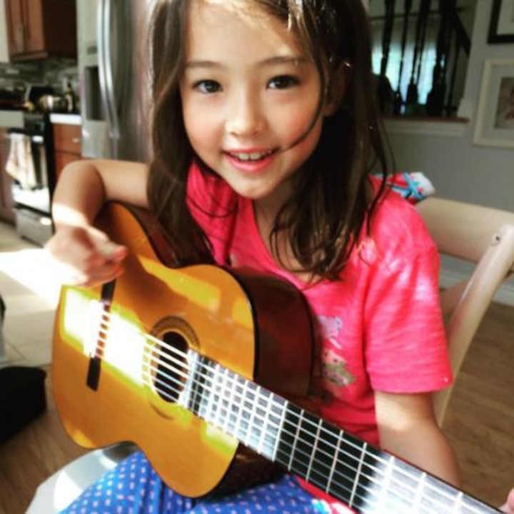 <p>Ella juga bisa bermain gitar dan menari balet. Hebat ya! (Foto: Instagram/ella.g2008)</p>