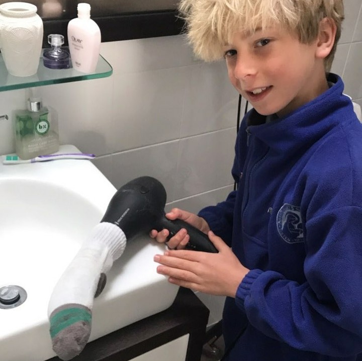 <span style="color: #222222; font-family: arial, sans-serif; font-size: 12.8px;"> Jangan khawatir kalau kaus kaki basah, kan ada hair dryer! (Foto: Instagram @hampsonshomewares)</span>