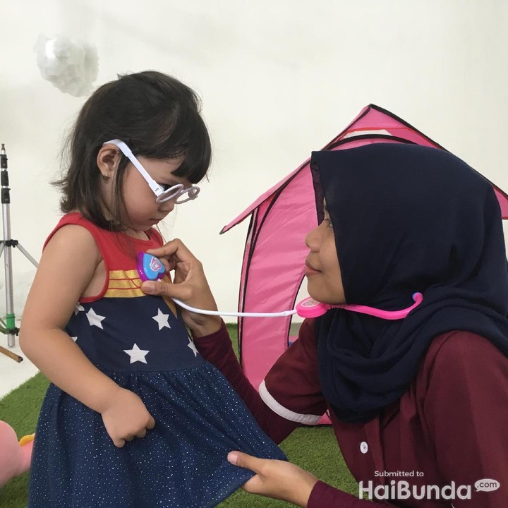 <p>Gempi pura-pura jadi pasien, Koneng jadi dokternya deh.</p>