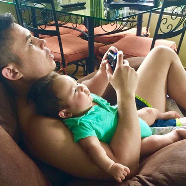 <p>Ayahnya serius banget main game, hi-hi-hi. (Foto: Instagram @dreyberkcr)</p>