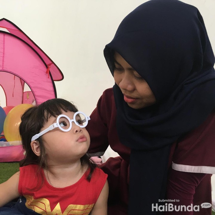 <p>Kalau Gempi bertanya, Koneng dengan sabar ngasih penjelasan ke Gempi, Bun.</p>