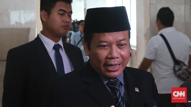 Wakil Ketua DPR Taufik Kurniawan menyatakan kebijakan ganjil-genap di jalan tol bukan solusi jangka panjang mengurangi kemacetan di DKI Jakarta.