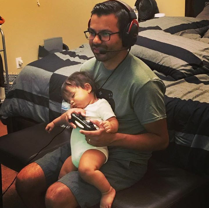 <p>Duh, sampai anaknya tertidur di pangkuan ayahnya yang lagi nge-game. (Foto: Instagram @martiogaming)</p>