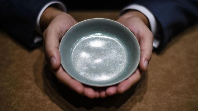 Sebuah mangkuk berusia 1.000 tahun asal Dinasti Song, China, berhasil terjual US$37,7 juta dan memecahkan rekor penjualan keramik antik China.