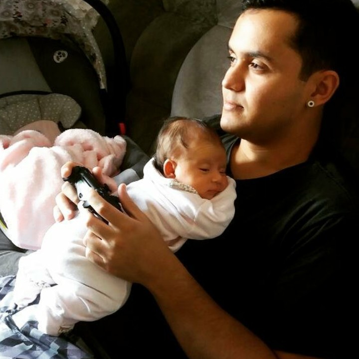 <p>Gemas banget ya, bisa-bisanya si kecil 'anteng' padahal sang ayah lagi asyik nge-game. (Foto: Instagram @dan_wgtv)</p>