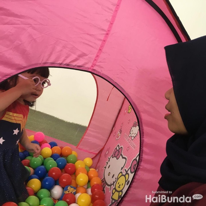 <p>Gempi asyik main di tenda, Koneng tetap setia menunggu.</p>