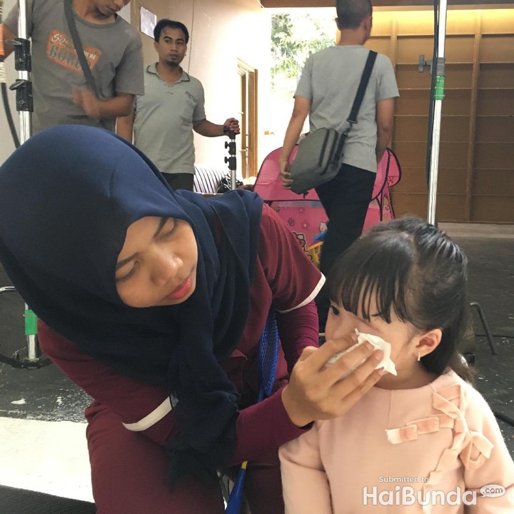 <p>Biar Gempi nggak kelihatan habis nangis, air matanya dilap dulu sama Koneng.</p>