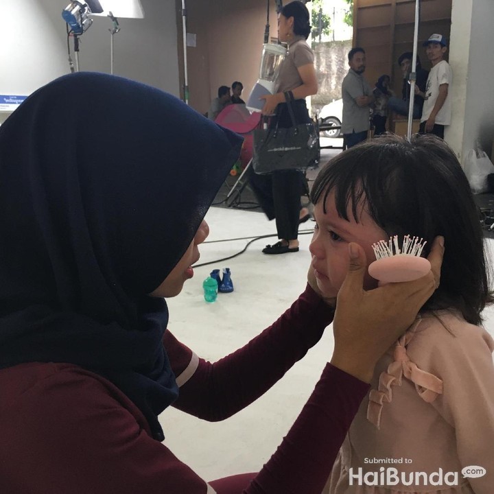 <p>Yeay! Koneng berhasil nenangin Gempi yang nangis.</p>