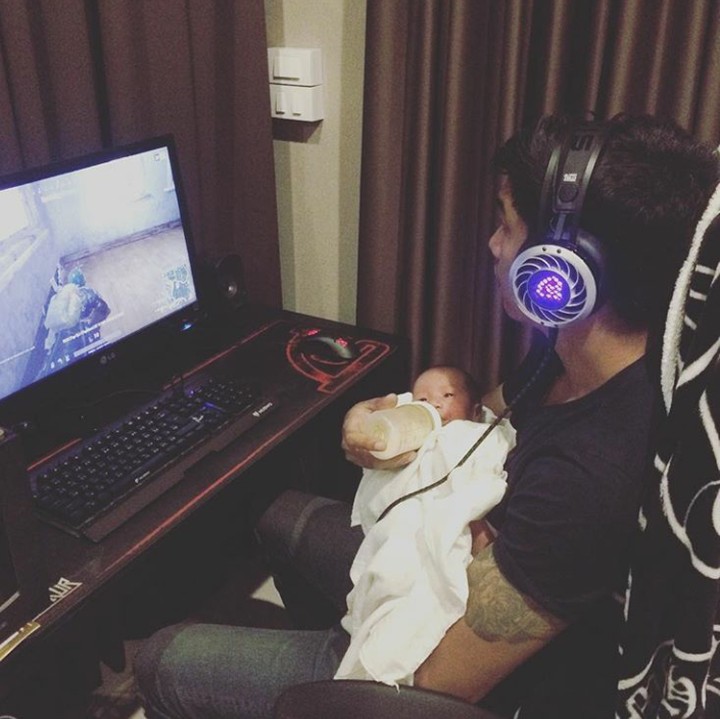 <p>Sambil menyelam minum air, sambil nge-game, ayah memberi susu si kecil. (Foto: Instagram @p3nball)</p>