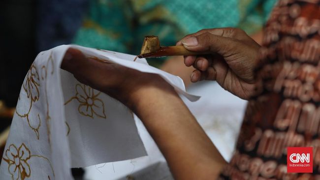 Desainer batik Era Soekamto mengatakan, esensi membatik adalah mengosongkan diri, fokus, dan membiarkan Yang Maha Kuasa turut berkarya.