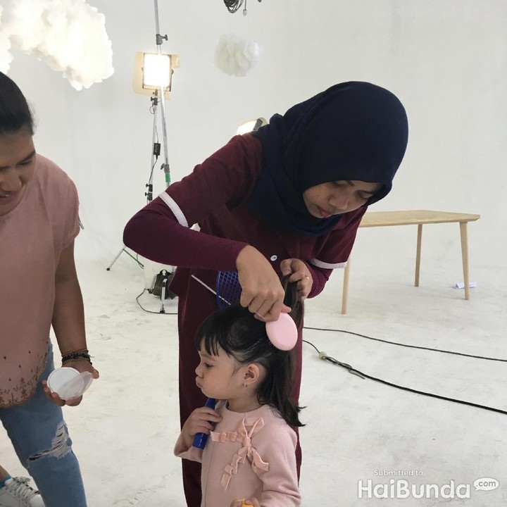 <p>Dirapikan dulu rambutnya sama Koneng ya, Gem.</p>