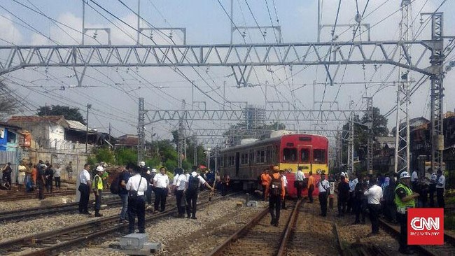 Proses perubahan sistem sinyal di Stasiun Manggarai membuat gangguan terhadap kendali KRL. Kini, proses evakuasi sudah rampung.