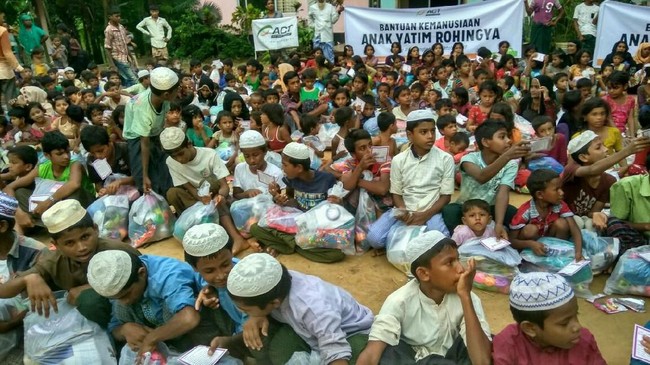 Sekitar 1.400 anak yatim piatu Rohingya mengarungi Sungai Naf demi mencapai Bangladesh, meninggalkan kenangan pahit mereka di Rakhine, Myanmar.