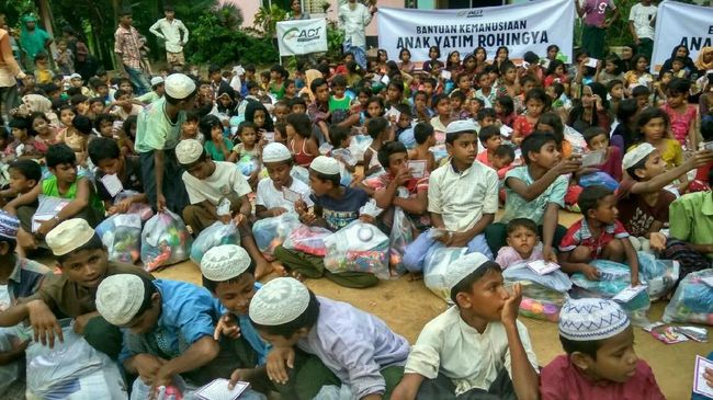 Sekitar 1.400 Anak Yatim Rohingya Arungi Sungai ke Bangladesh