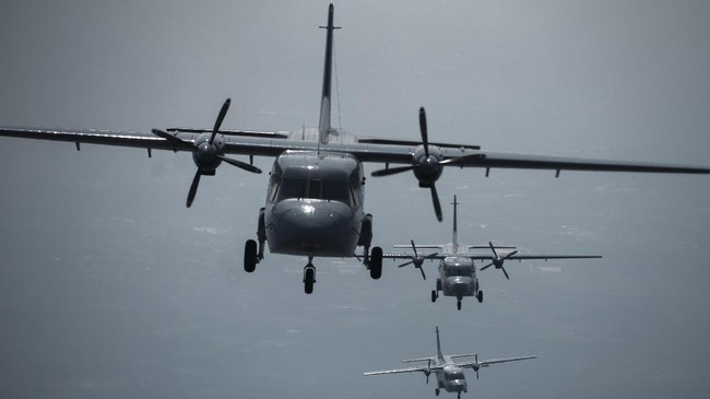 Pesawat TNI AU jenis CASA CN A-2909 ditembak orang tak dikenal di Pegunungan Bintang Papua. TNI menduga senjata yang digunakan pelaku jenis M-16.