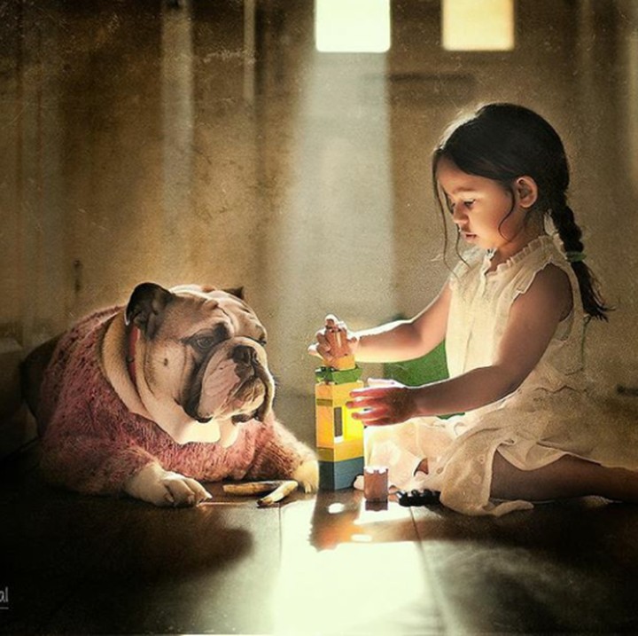 <p>Kompak! Main pun bareng sama anjing peliharaannya. (Foto: Instagram @butnaturalphotography)</p>