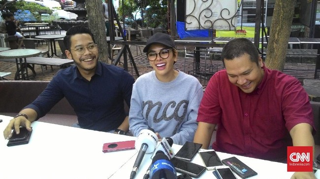 Nikita Mirzani mengatakan bakal menempuh jalur hukum menyelesaikan kasus akun Twitter mengatasnamakan dirinya yang mendiskreditkan Panglima TNI.