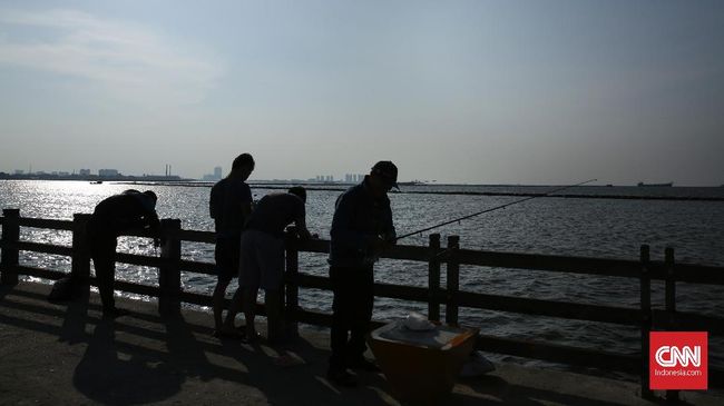 Suasana sore hari di Pantai Ancol, Jakarta (4/10). Gubernur DKI Jakarta Djarot Saiful Hidayat meminta PT Pembangunan Jaya Ancol melakukan uji coba gratis akses masuk ke Pantai Ancol, Jakarta Utara, mulai 14 Oktober 2017. (CNN Indonesia/ Hesti Rika)