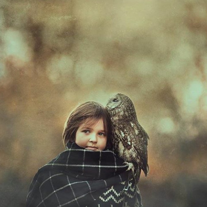 <p>Akrab banget sama burung hantunya. (Foto: Instagram @butnaturalphotography)<br /><br /></p>